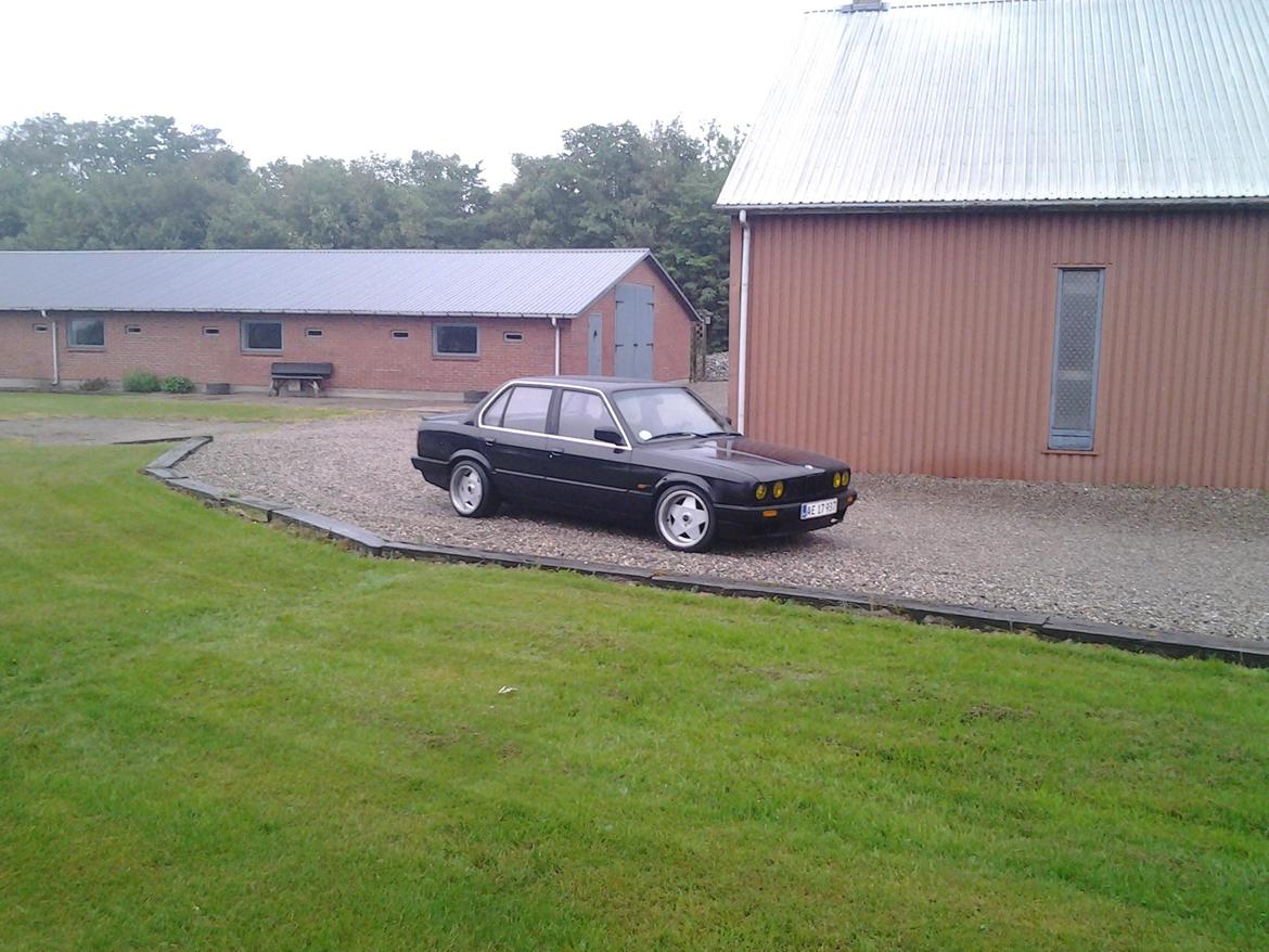 BMW E30 320i billede 1