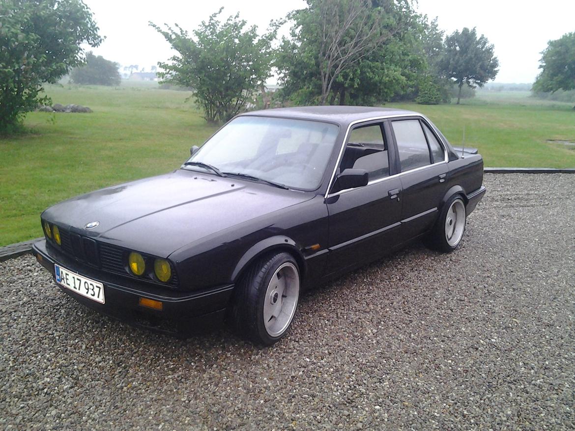 BMW E30 320i billede 2