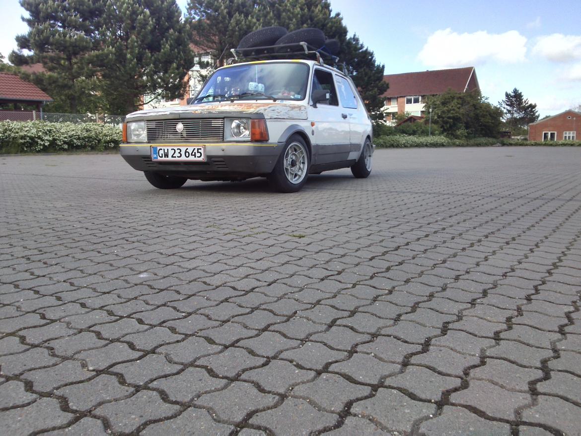 Fiat 127 Mk III 1050 "Boten Anna" - Så fik vi langt om længe tilpasset de nye hjul, og de sidder bare spot on! Dejligtmed sommerdæk! :) billede 13
