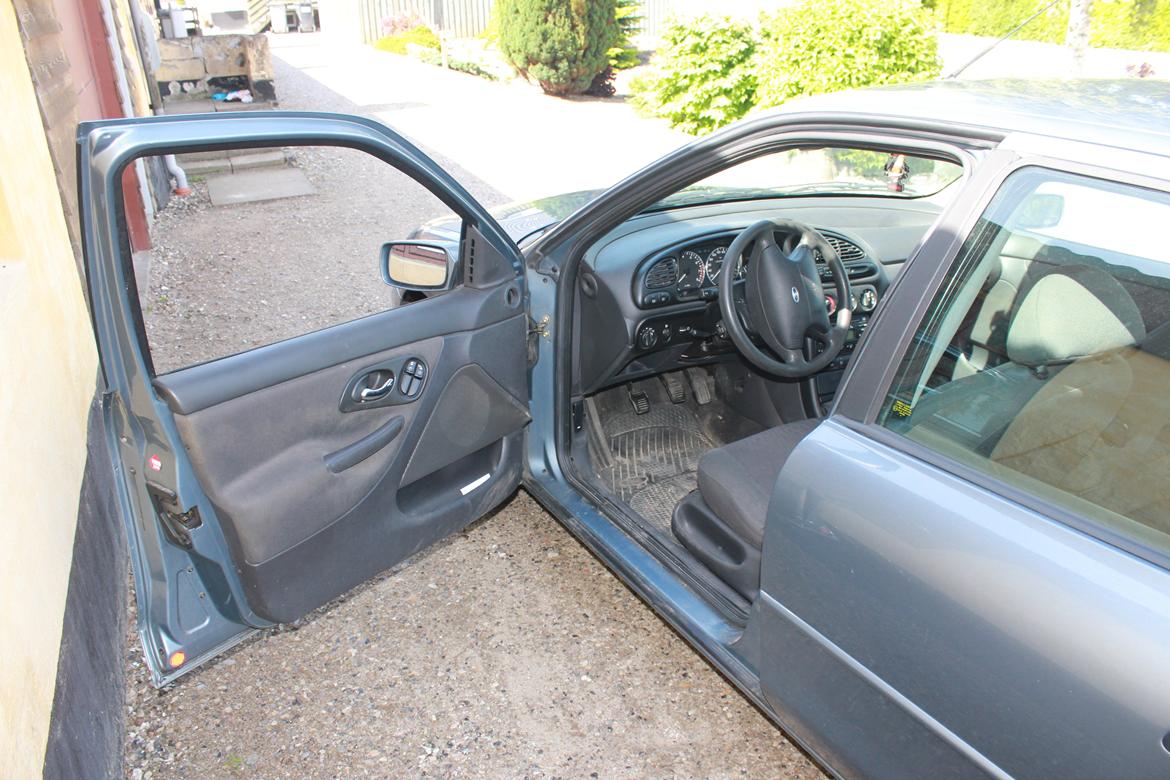 Ford Mondeo 2.0i Ambiente + Steel blue billede 6