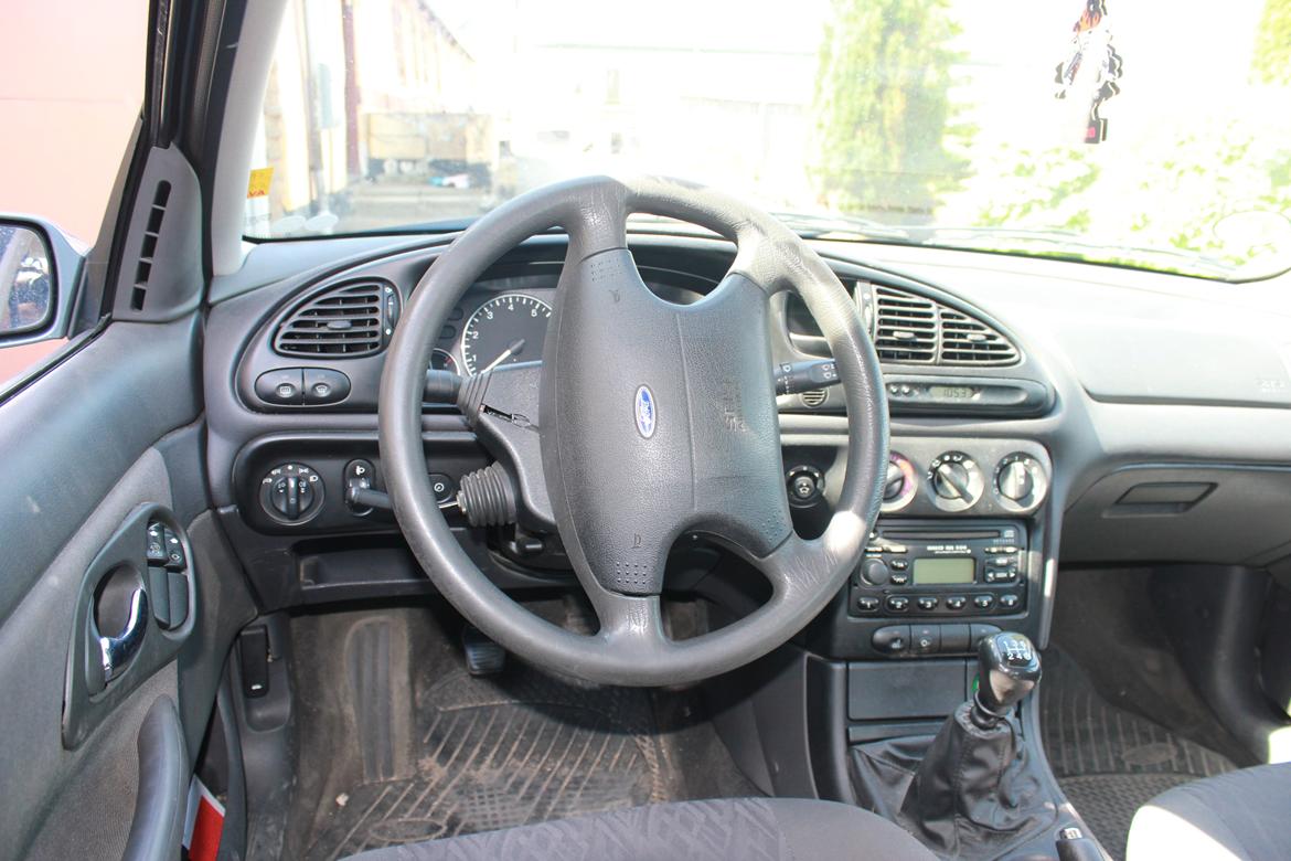 Ford Mondeo 2.0i Ambiente + Steel blue billede 8