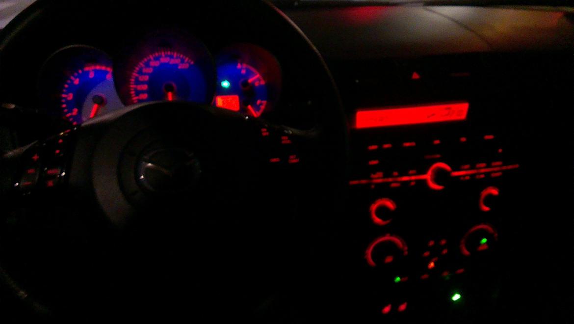 Mazda 3 Turbodiesel - Lækkert med Blackout display i mørket! Det er blær' billede 12