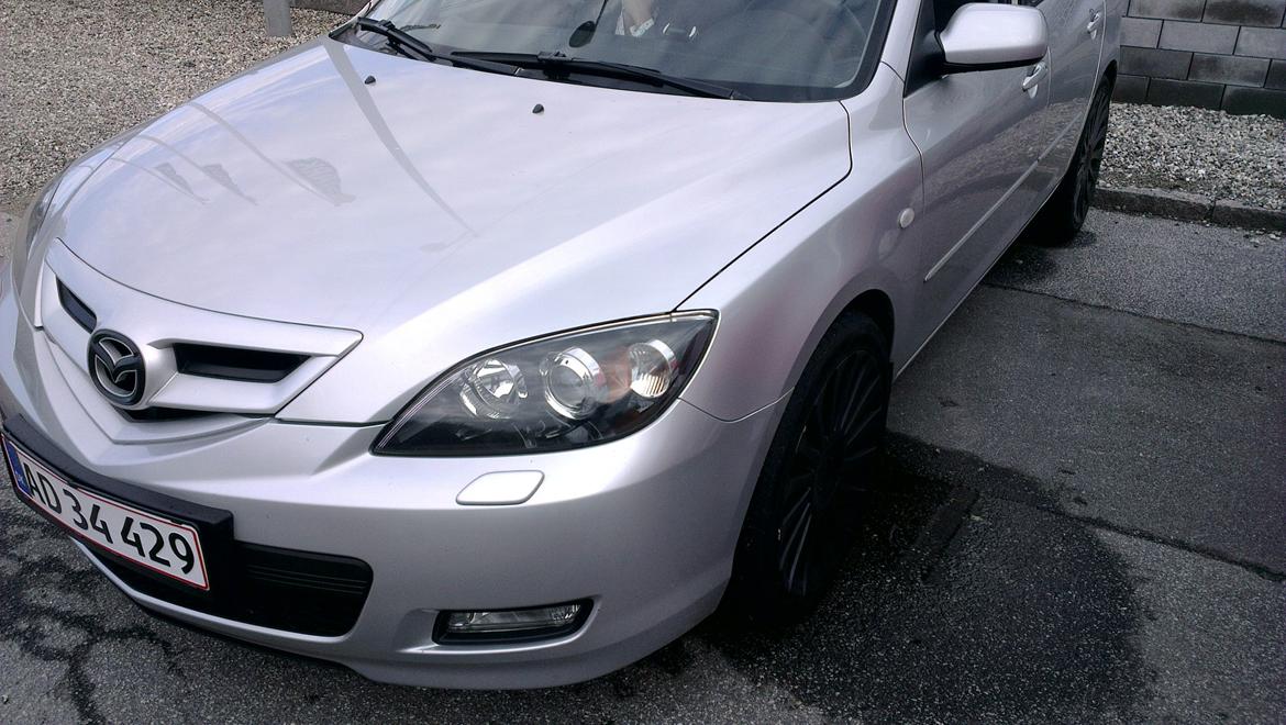 Mazda 3 Turbodiesel - Foran, læg mærke til carbon emblemet i grill'en... billede 7