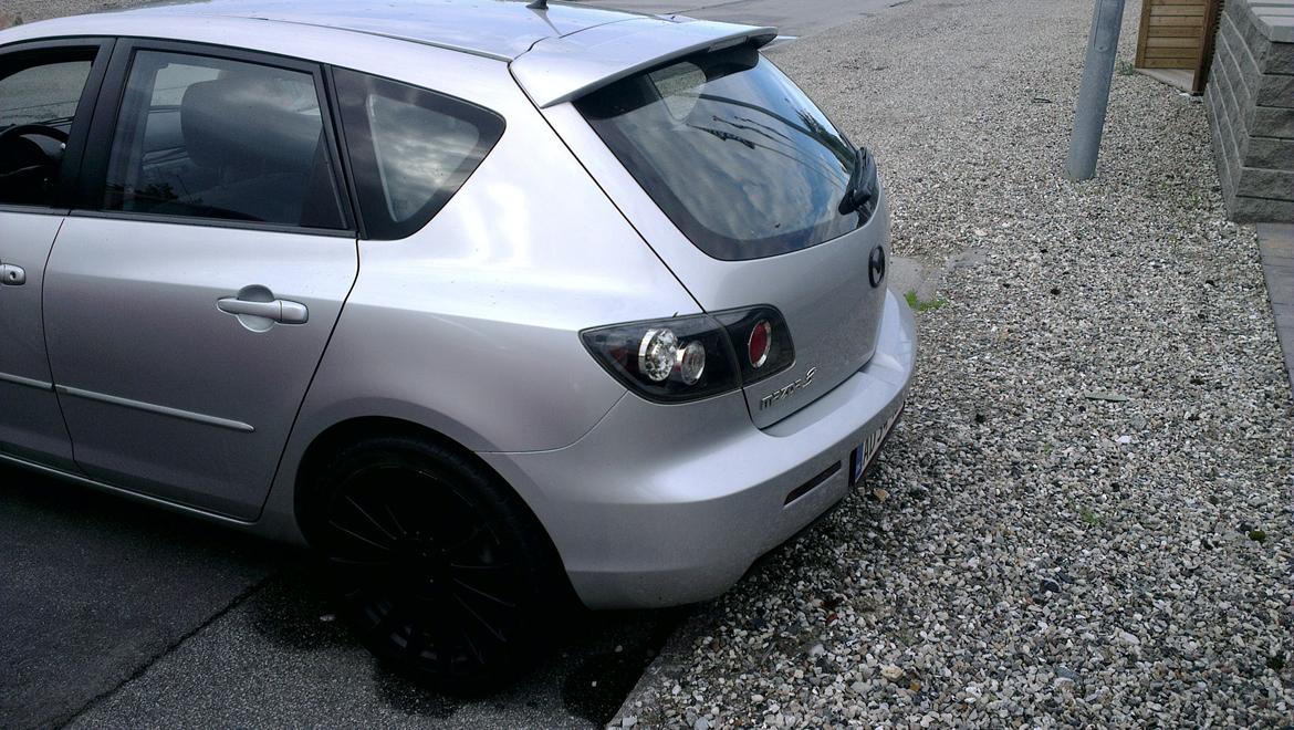 Mazda 3 Turbodiesel - Fabriks tonede ruder.. Men det er ikke nok.. De skal være SORTE ! billede 6