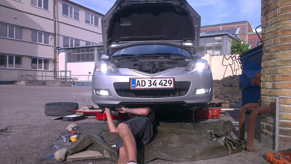 Mazda 3 Turbodiesel - Montering af xenon i tågelygterne... billede 4