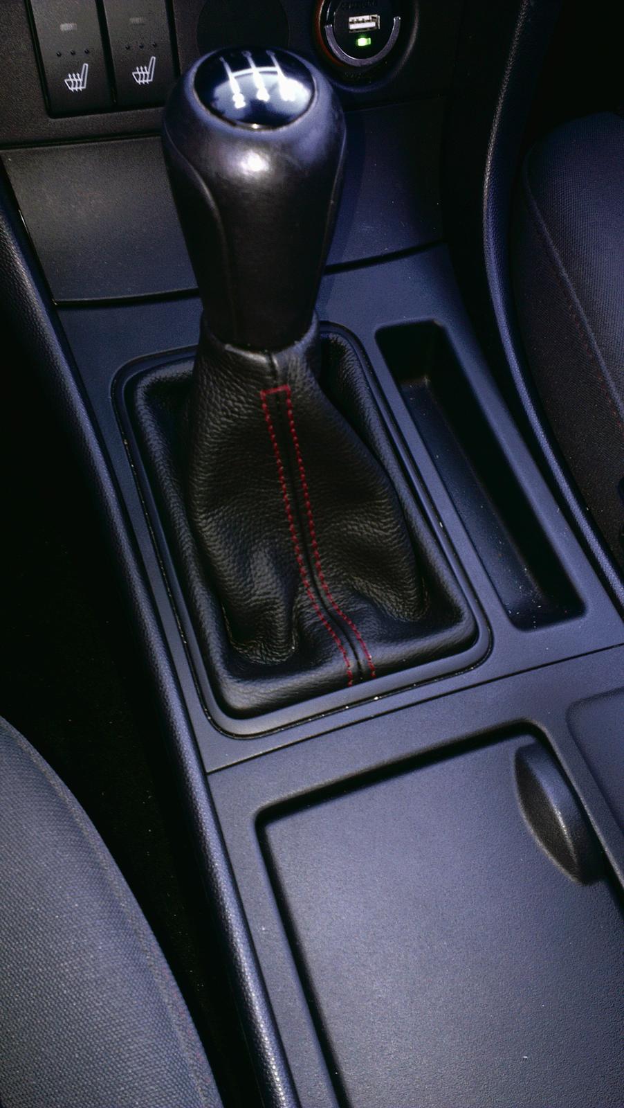 Mazda 3 Turbodiesel - Gearmanchet i ægte italiensk læder, med røde syninger.. billede 13