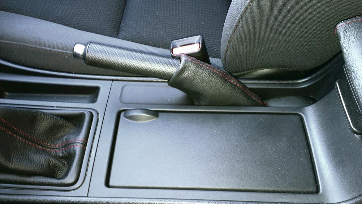 Mazda 3 Turbodiesel - Håndbremsepose i ægte italiensk læder, med røde syninger.. billede 14