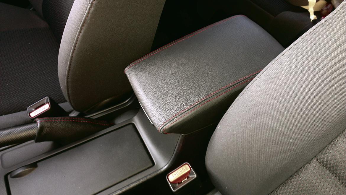 Mazda 3 Turbodiesel - Armlæn i ægte italiensk læder, med røde syninger.. billede 15