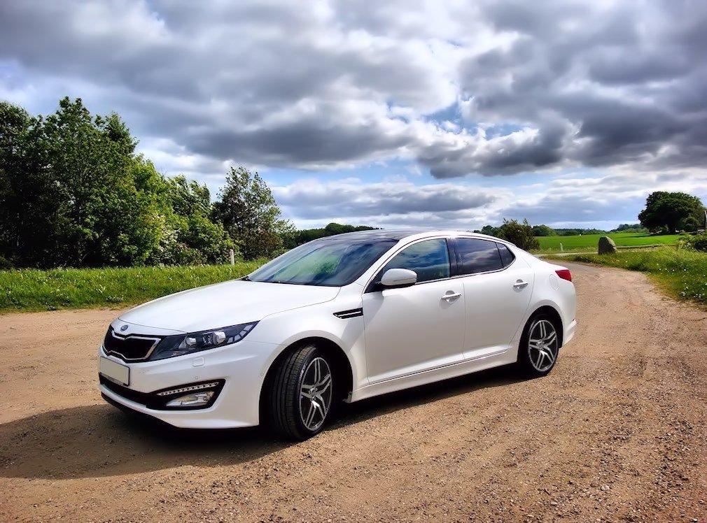 Kia Optima Spirit Automatic (Infinity/Keyless go) - Optima er udviklet af Kias europæiske designcenter år tilbage i den tyske by Frankfurt i samarbejde med den amerikanske afdeling i Irvine, Californien, og bilen har fået en mere dynamisk, strømlinet og coupé-lignende profil end tidligere set. billede 17