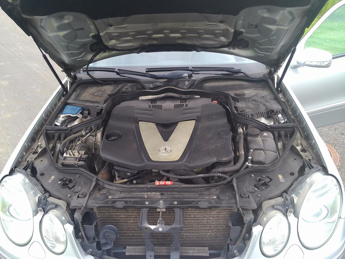 Mercedes Benz E320 CDI Avantgarde st.car aut. - Ja der er da et billede af motoren men det er jo ikke andet end plastik hehe. billede 16