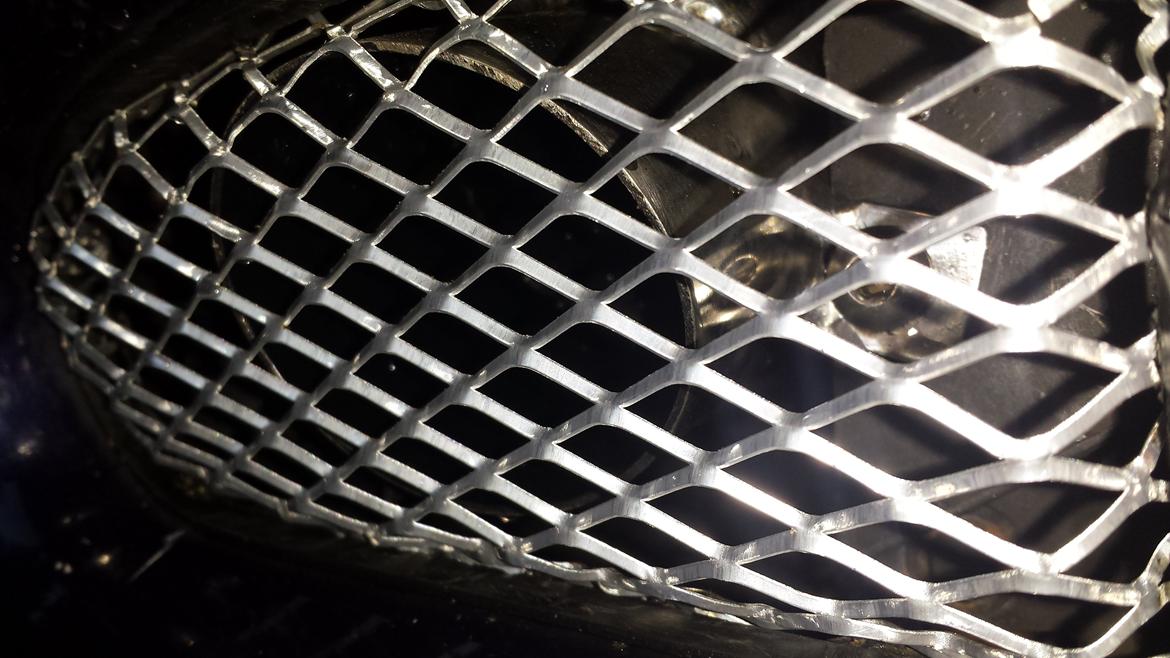 Opel Vectra project - Kan ikke bestemme mig for om jeg skal skære hul i gitteret så det bliver lidt tydeligere at der sider et rustfri indtag bag ved. billede 14