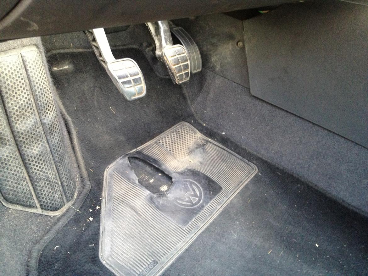 VW Polo 6n2 16V - Cool hvid SMD bånd under "cockpitet" - Det samme er der ved passagersædet billede 10