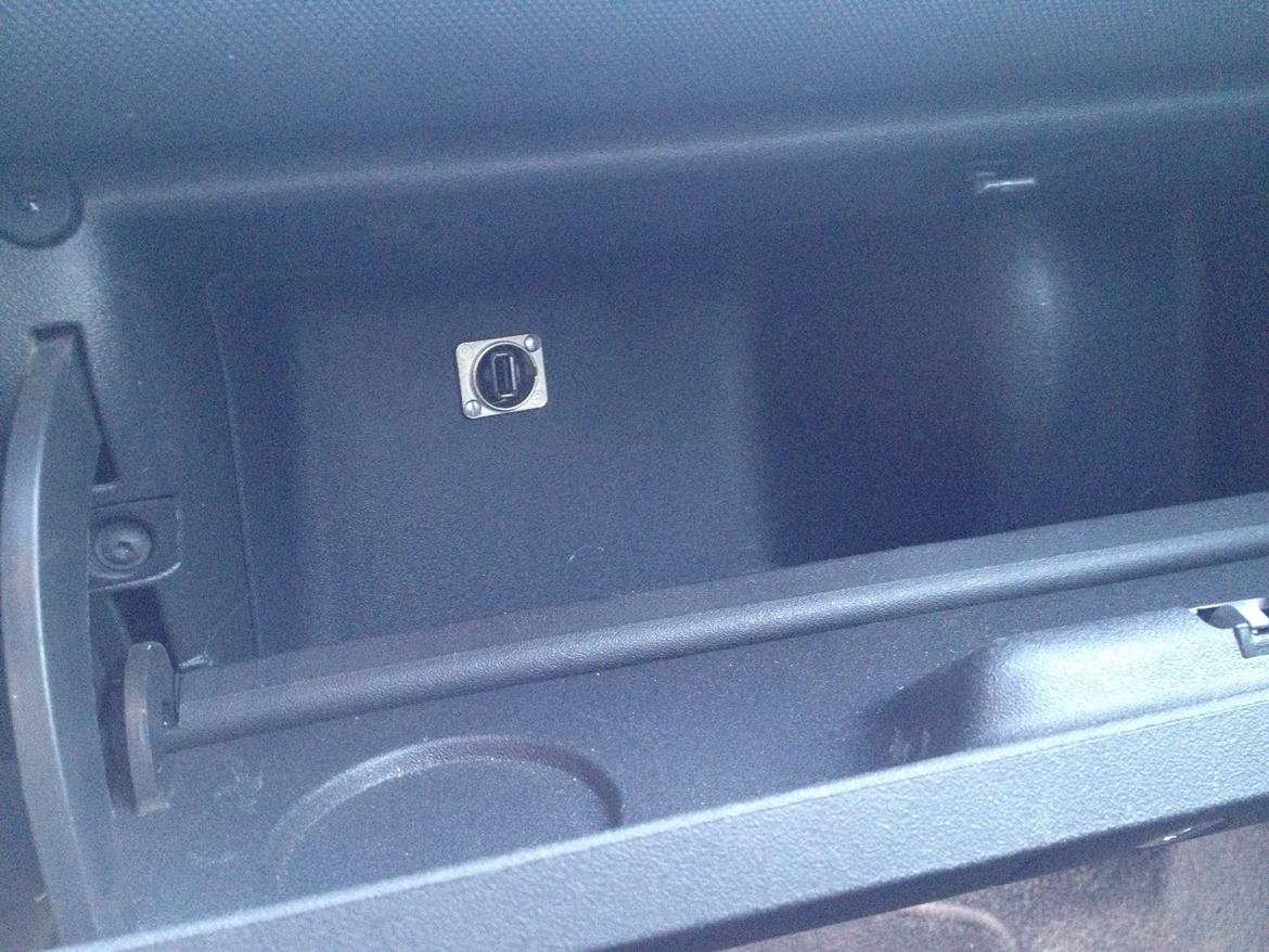 VW Polo 6n2 16V - En usb indgang til radioen i handskerummet - Stikket bruges rigtig til et stikpanel, når man køre disko dasko billede 12