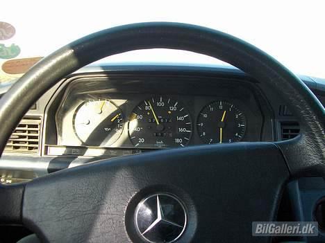 Mercedes Benz 190 TOTALSKADET billede 11