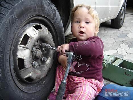 VW VW G1Streetlook<solgt> - Min datter hjælper med at sætte fælge på billede 14