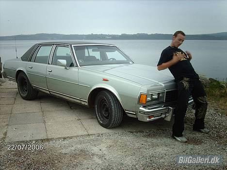 Amerikaner Chevrolet Caprice Classic - Den nye ejer der poserede under en tur til Ø. Hurup i sommeren 06, hvor jeg stadig ejede den, men når TS (aka Jesse James) var med, var det gerne ham der sku køre og jeg var henvist som passager indtil han købte den og jeg fik Forden og lidt dollars. billede 3