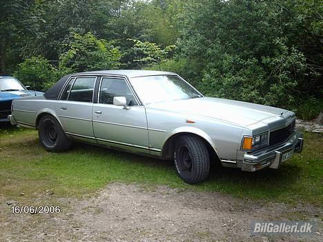 Amerikaner Chevrolet Caprice Classic - Taget inden en eller anden idiot rev mit emblem af en aften jeg havde parkeret med fronten udaf mens jeg var i byen. Det gør jeg aldrig mere med nogle med emblem på... billede 8