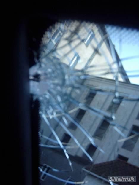 Peugeot 306 XS  -(SOLGT)- - Sådan ser min forrude ud indefra efter en idiot har "pyntet" den med en brosten  billede 15