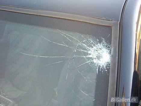 Peugeot 306 XS  -(SOLGT)- - Sådan ser min forrude ud udefra efter en idiot har "pyntet" den med en brosten  billede 16