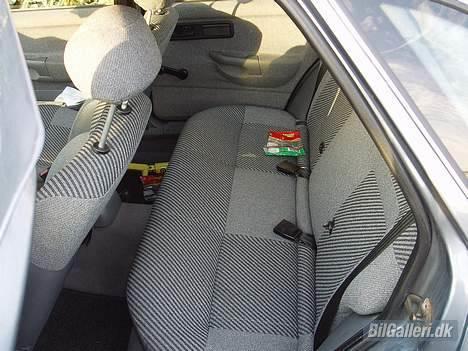 Ford Sierra clx "soldt" - Et bagsæde kan bruges til meget og man behøver ikke kun og sidde der man kan også andre ting billede 5