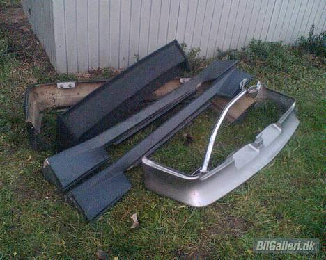 Ford capri 2.3/2.8i  - bag kofanger Rieger, side skørter Rieger, front spolier ford motorsport, capri turbo hægspolier ford motorsport og forkromet tårnstiver.  billede 3