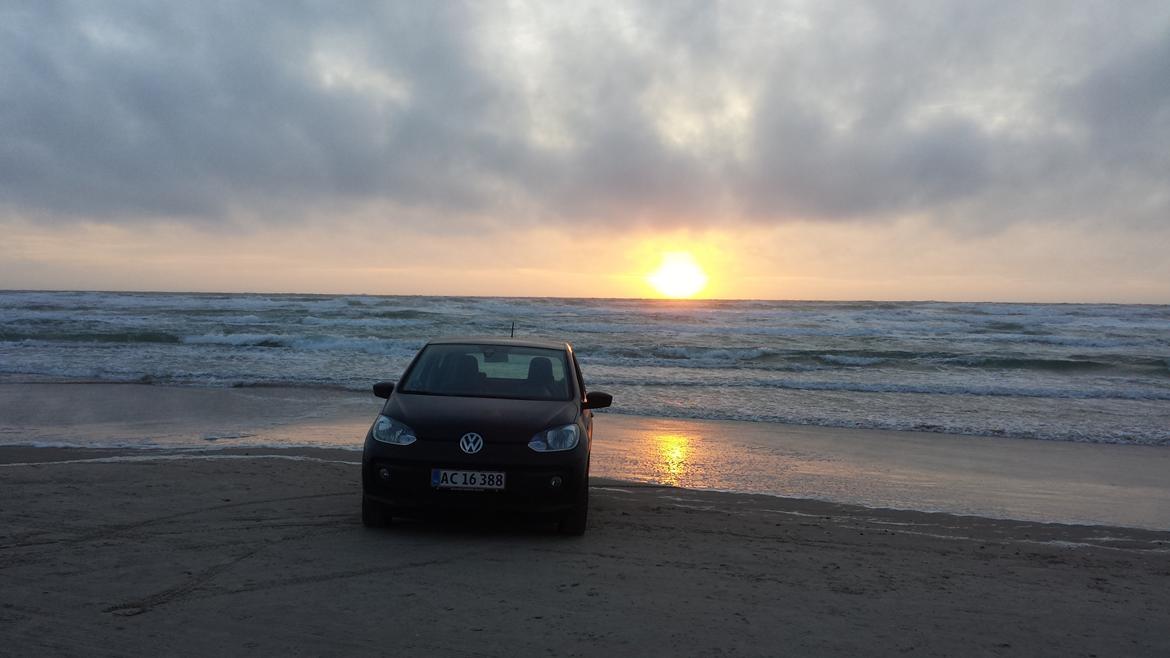 VW Up! High Up! 75 BMT - På stranden i Løkken billede 14