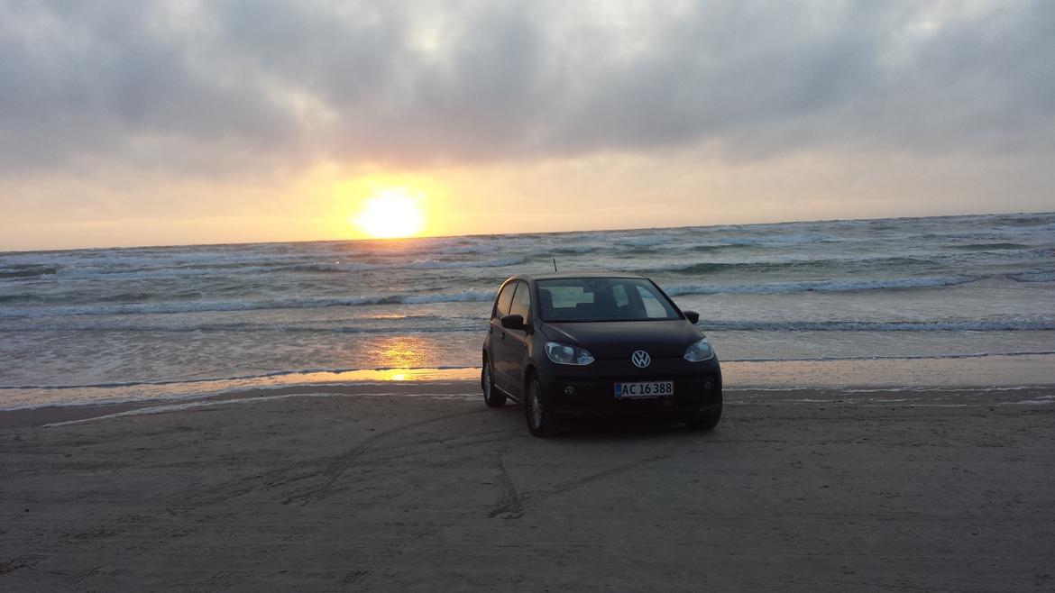 VW Up! High Up! 75 BMT - På stranden i Løkken billede 13