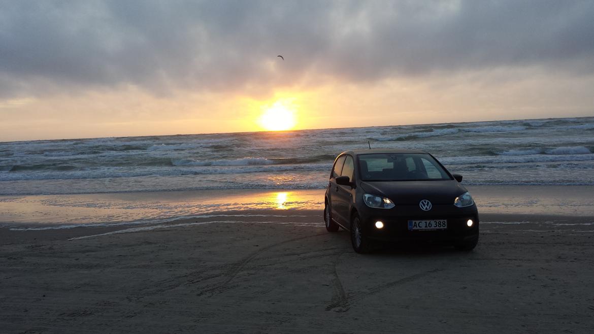 VW Up! High Up! 75 BMT - På stranden i Løkken billede 11