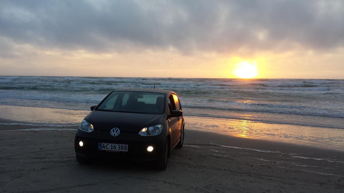 VW Up! High Up! 75 BMT - På stranden i Løkken billede 12