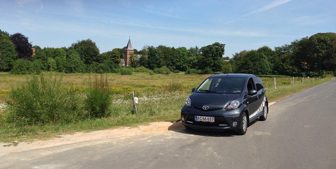 Toyota Aygo - Min dejlige Aygo med en smuk udsigt og kirken i baggrunden :-) billede 15