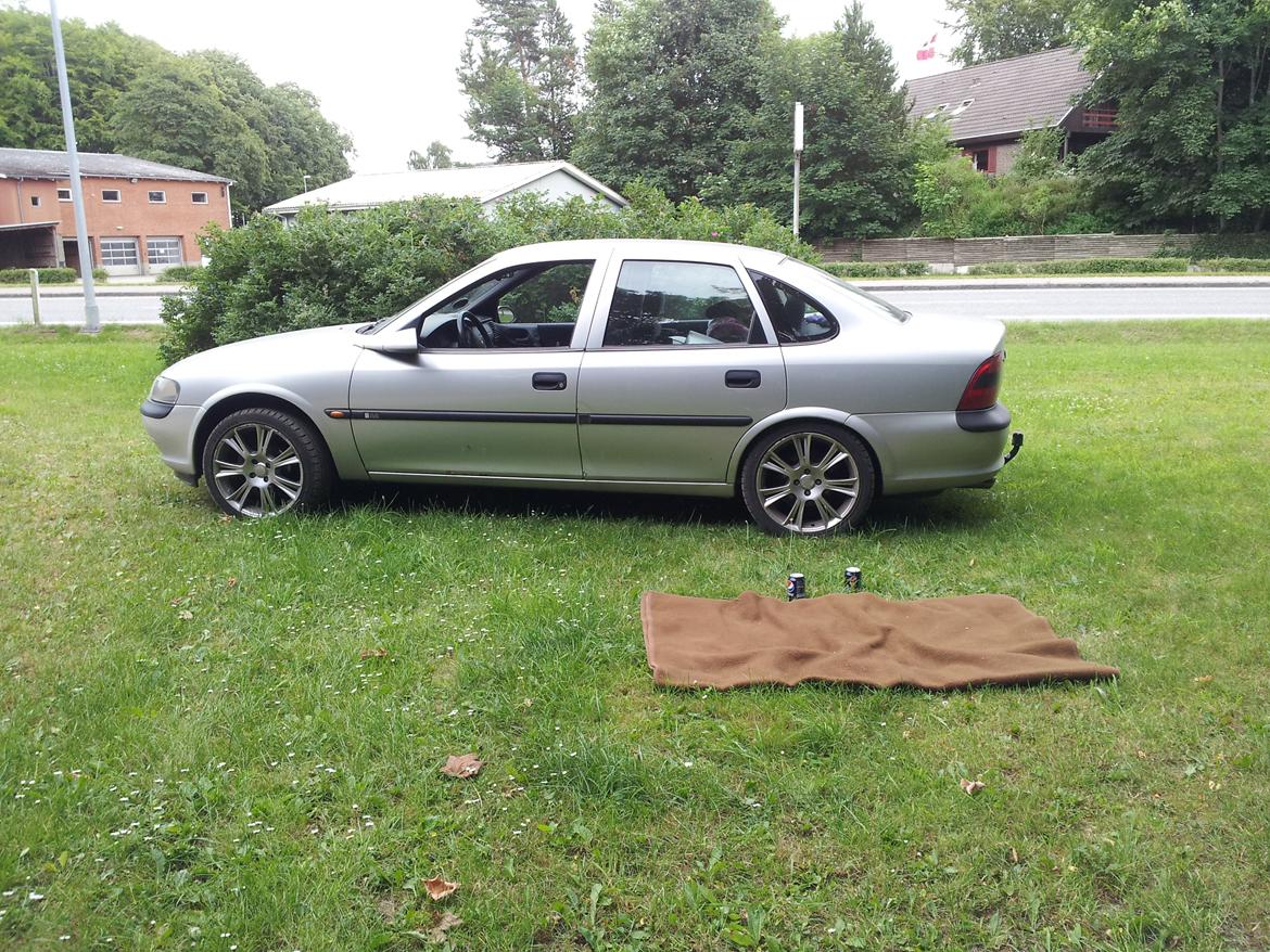 Opel Vectra B Sedan - Godt læsset og med nye dæk.
215/40-R17 billede 1