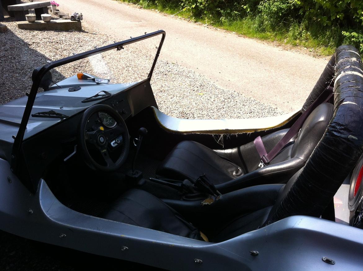 VW beach buggy - Da jeg fik den bilen. 
Nu har den fået nye sæder i, nyt tape på styrtbøjlen, sidespejle+bakspejl billede 4