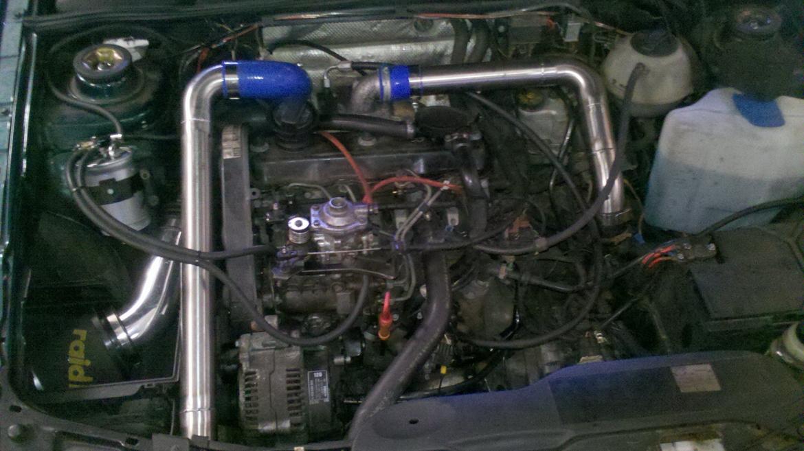 VW Passat 1,9 M-TDi Van Solgt - Motorrummet (: billede 10