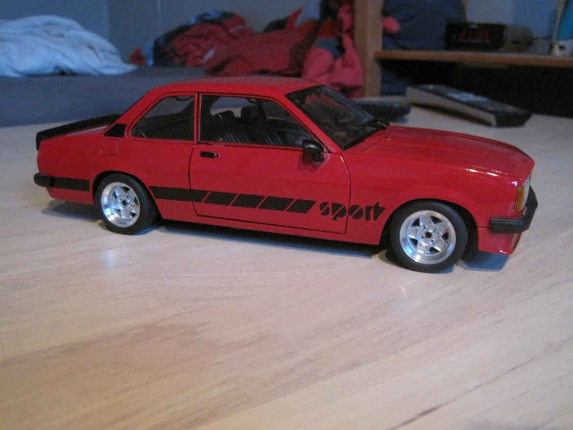 Opel Ascona B 2.0 E - Min model bil næsten magen til  størrelse 1:18 billede 8