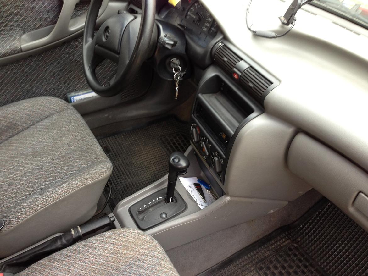 Opel Astra F. HB. - Med automatgear som virker efter at ha fået ny skiftekontakt, kabel fra gearstang og ud til kontakt samt nyt olie. :) billede 11