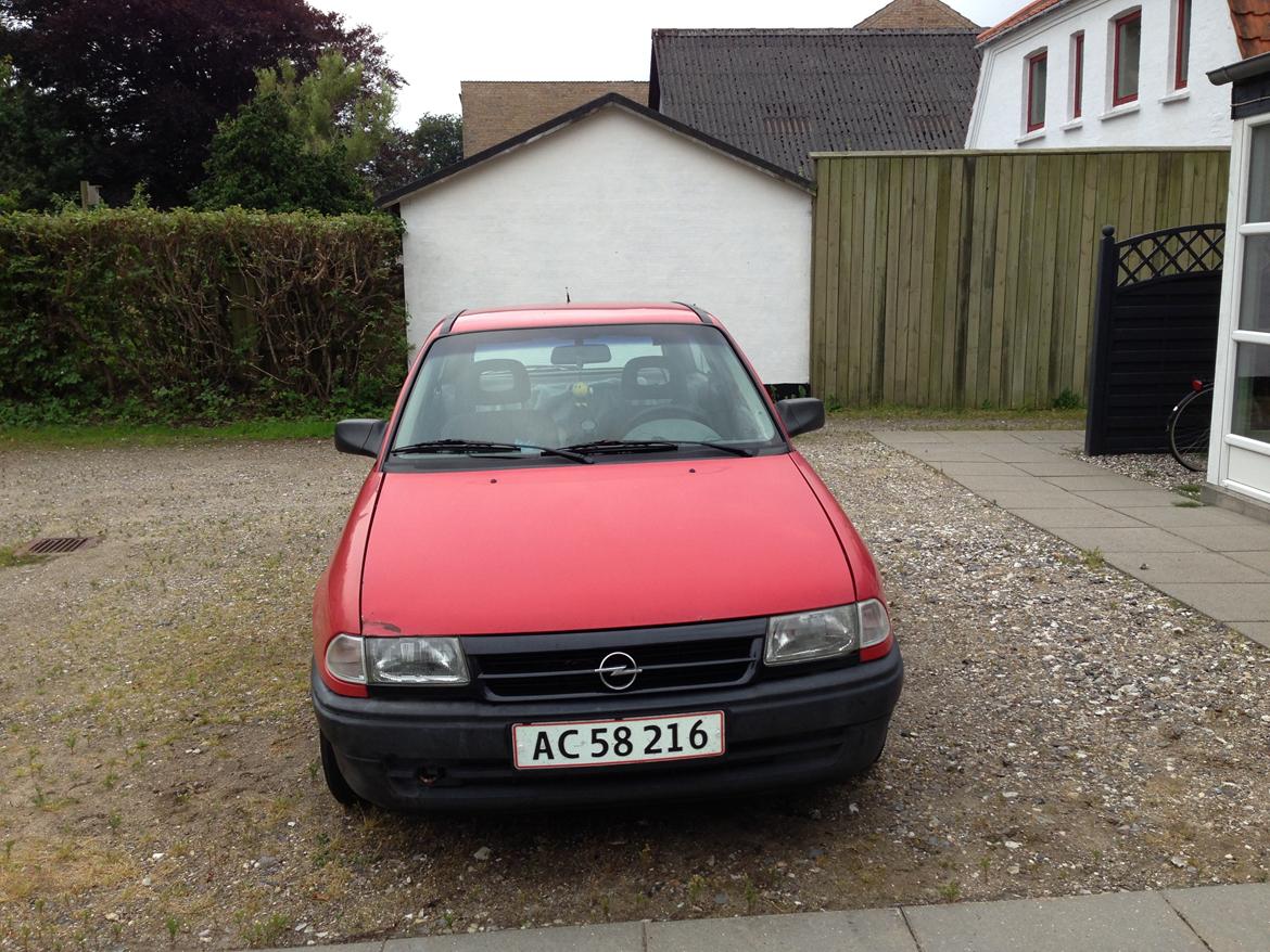 Opel Astra F. HB. - Det Røde Spøgelse siger hey. ;) billede 1
