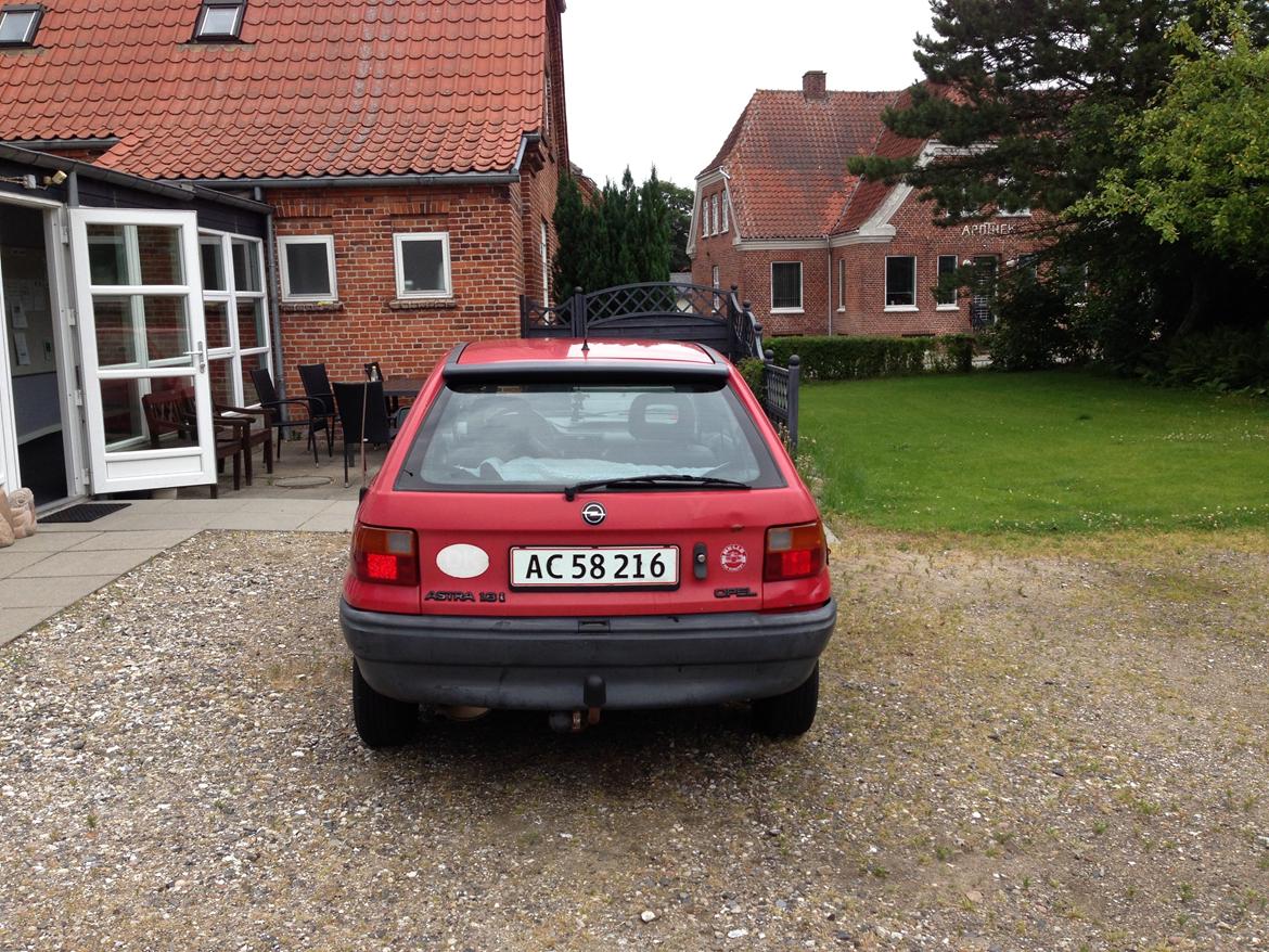 Opel Astra F. HB. - Som det fremgår af billederne er hun falmet og noget buler'et. :( Dette bli'r der gjort noget ved senere. Første prioritet er lige nu det sikkerhedsmæssige. ;) billede 4