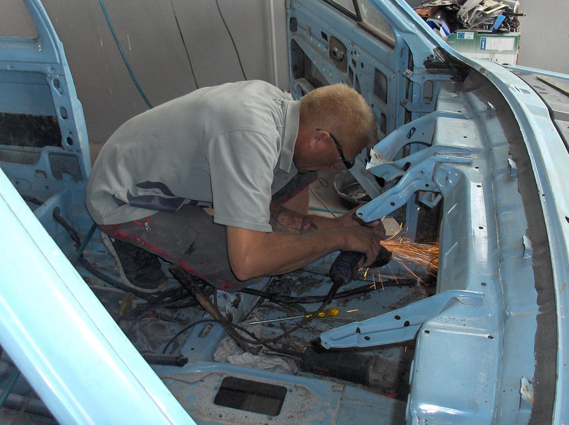 VW golf 1 cl. NYT PROJEKT I GARAGEN - slibning af det sidste rust arbejde. billede 9