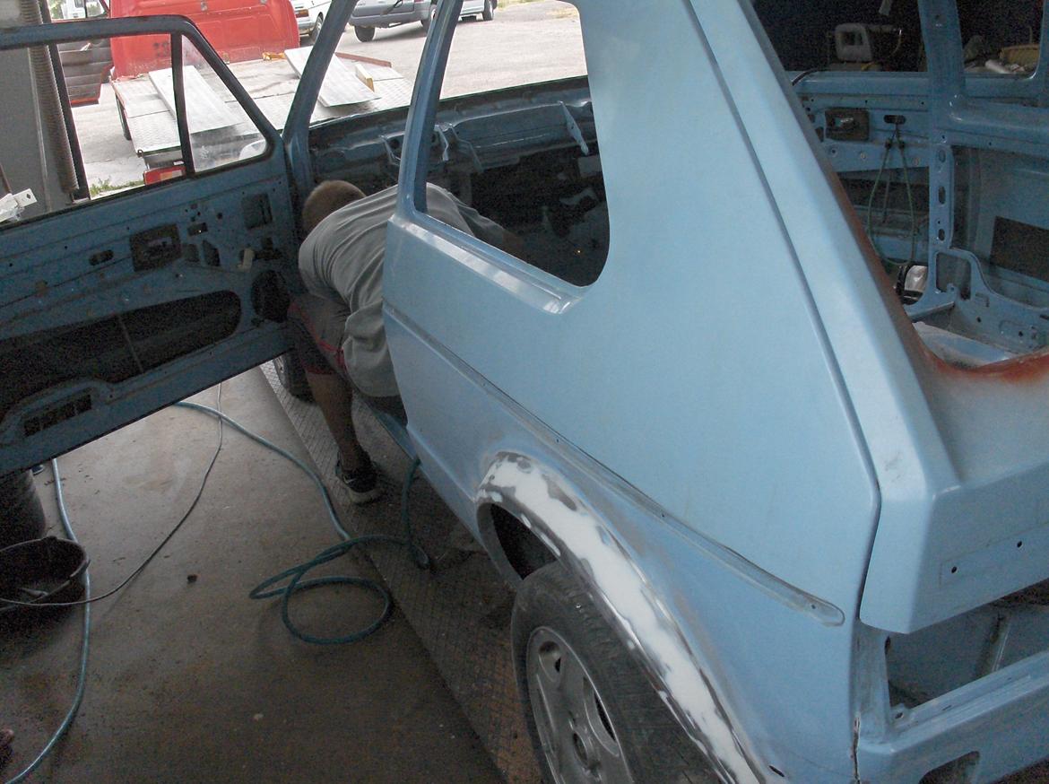 VW golf 1 cl. NYT PROJEKT I GARAGEN - begge skærmkanter rep, men kun kant hvor den er ombugget. billede 13