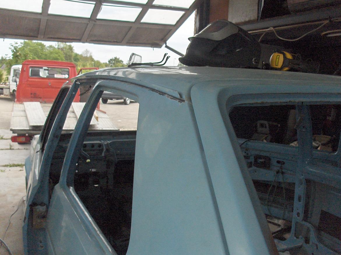 VW golf 1 cl. NYT PROJEKT I GARAGEN - gamle fuger krattet ud og blæst med soda, og nye bliver ilagt. billede 22