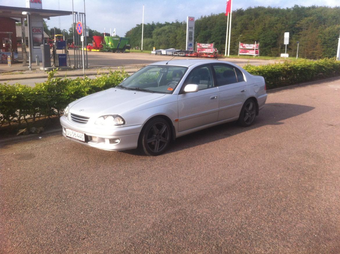 Toyota Avensis 1.8 Sol - Efter sænkning og 17" fælge billede 2