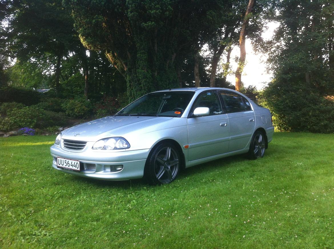 Toyota Avensis 1.8 Sol - Efter sænkning og 17" fælge billede 1