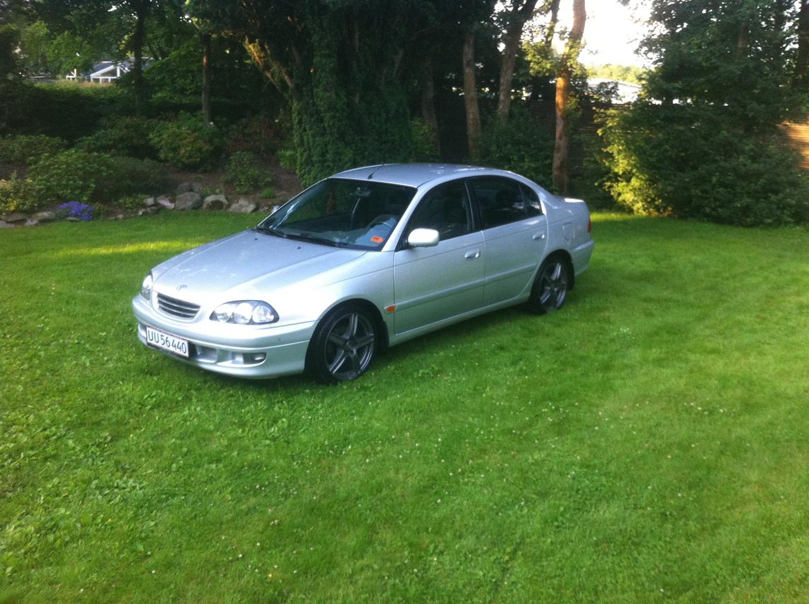 Toyota Avensis 1.8 Sol - Efter sænkning og 17" fælge billede 3