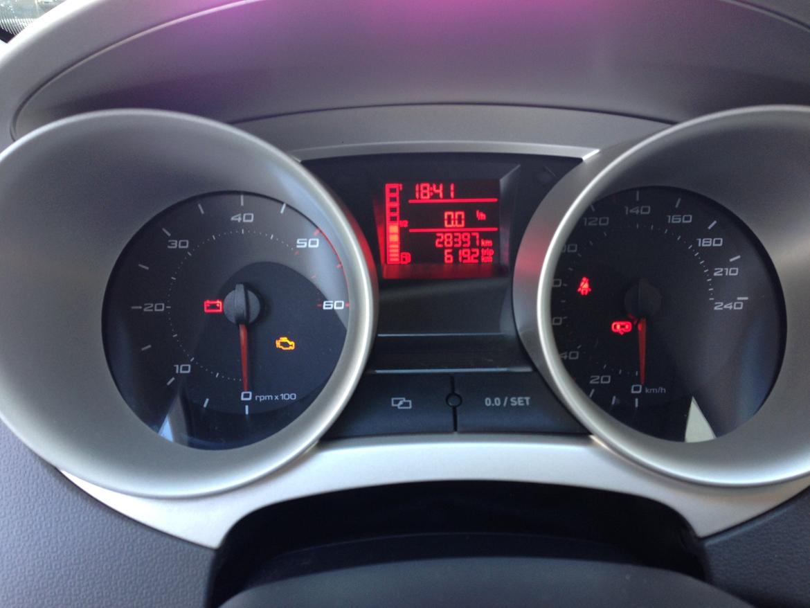 Seat Ibiza Sport Coupé - Hvid/Rød instrument lys - Der var dog for lyst til at man kunne se det. billede 2