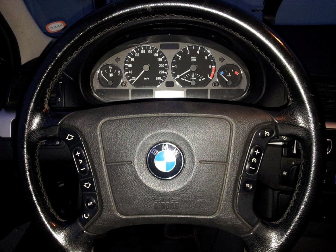 BMW 328i - Fandme lækkert der ikke skulle andet til end en airbag og 3 ledninger for at montere fartpiloten :D billede 5