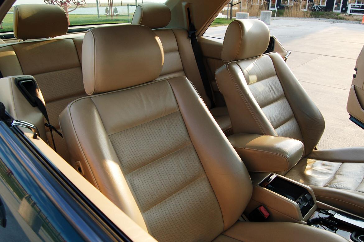 Mercedes Benz E320 CE - Dejligt med plads til 4 voksne personer, dog siges det er lidt klemt at sidde bag i hehe. Men hva fanden, i det mindste er der plads :-) billede 12