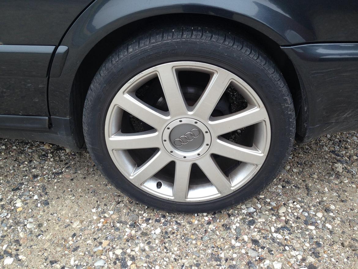 Audi A6 (C4) limousine billede 1