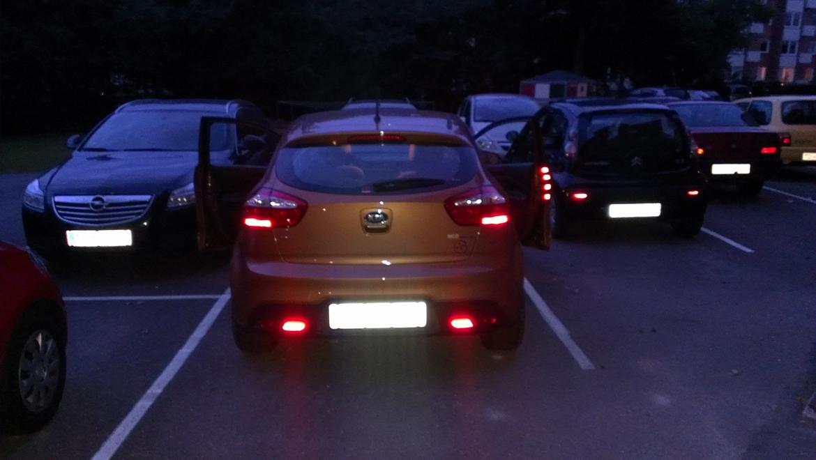 Kia Rio 1,2 Active - Mit forsøg med reflekser på dørene. Til højre med, til venstre uden. Synes det virker helt godt billede 17