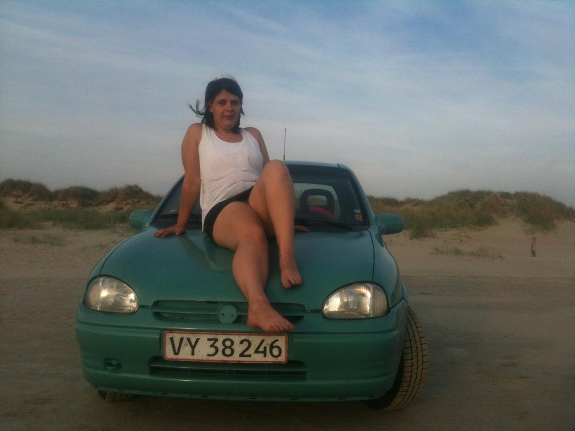 Opel Corsa B - Det er så kæresten :) og corsaen billede 1