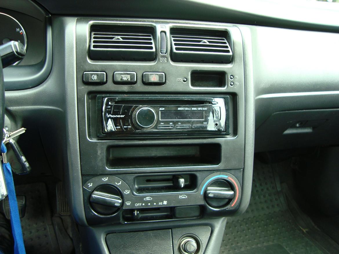 Toyota Carina E XL.I Commander - Gammel radio, ny er monteret. billede 7